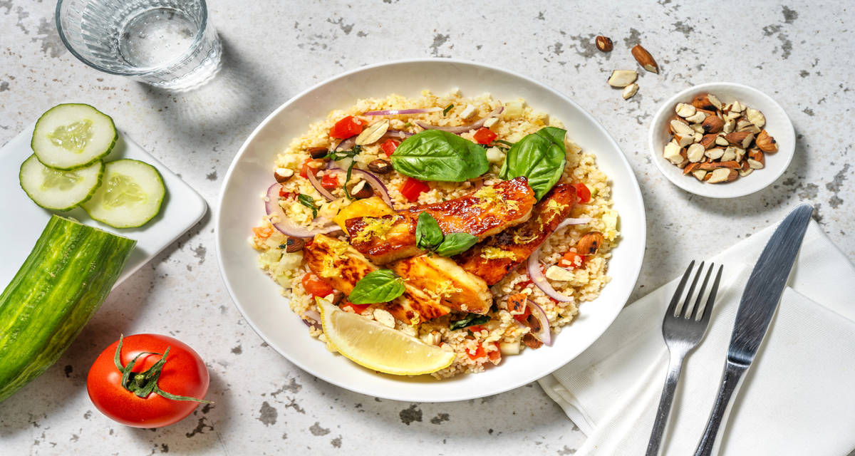 Bulgur aromatico e formaggio stile Cipro con pomodori, cetrioli e mandorle tostate