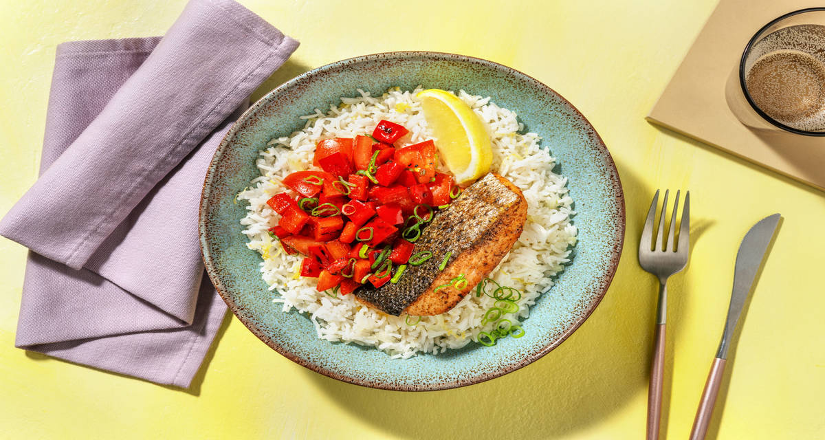 Salmón al horno al estilo cajún con arroz basmati y pimiento salteado