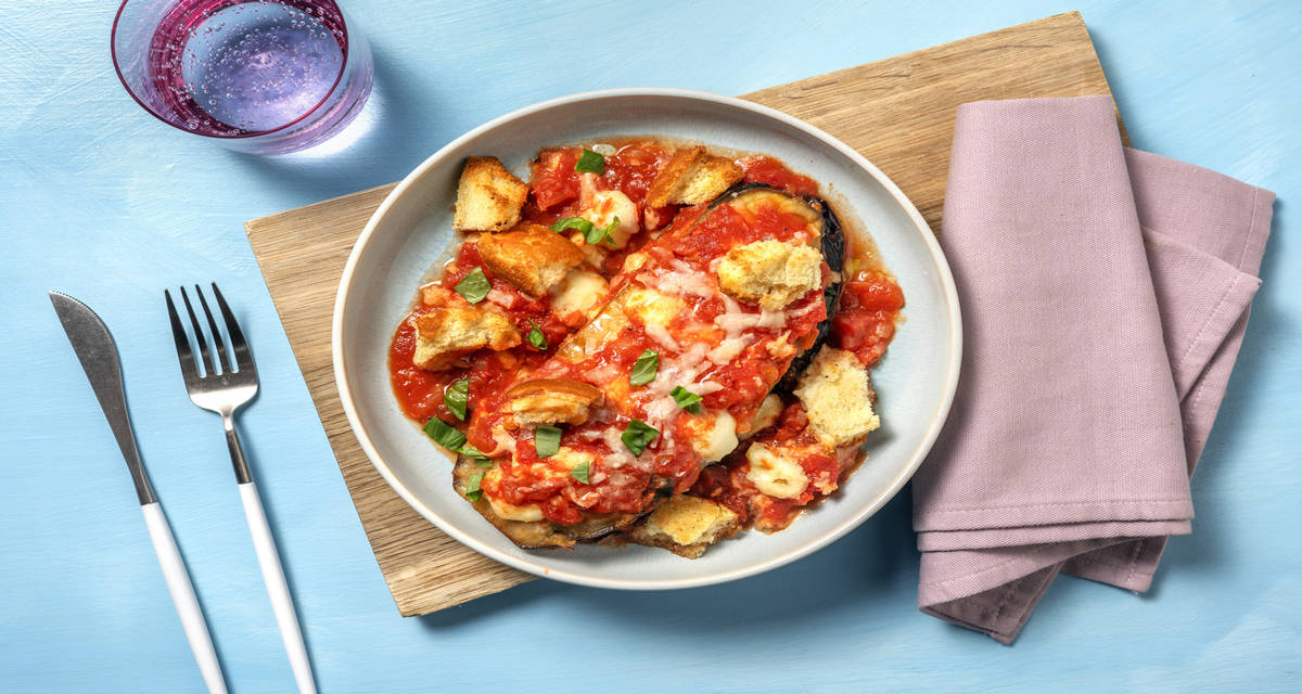 Cheesy aubergine-parmigiana met vers basilicum met ciabatta, mozzarella en tomaat