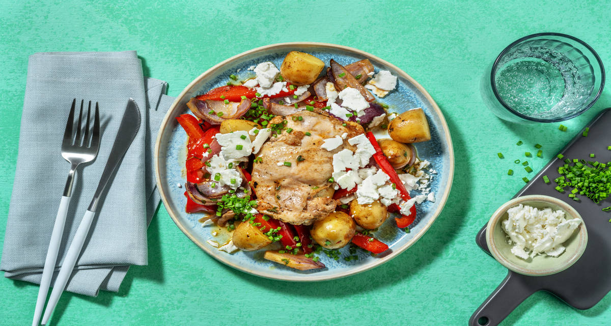 Pollo asado con patatas y queso griego con verduras horneadas en su jugo y pimentón