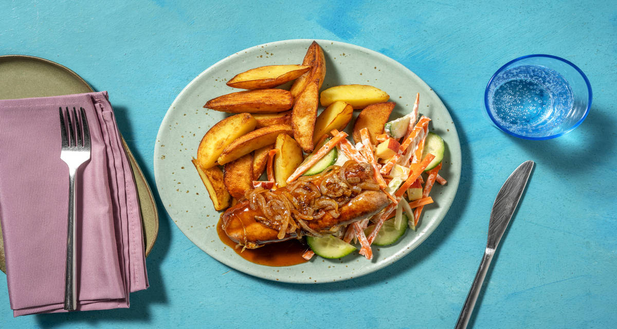 Saucisse de porc Brand & Levie en sauce au curry pommes de terre poêlées, slaw de crudités et oignon poêlé