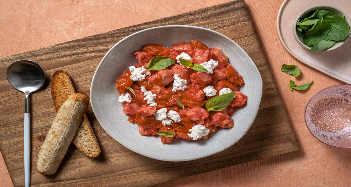 Pappa al pomodoro express con ricotta, pane integrale e basilico