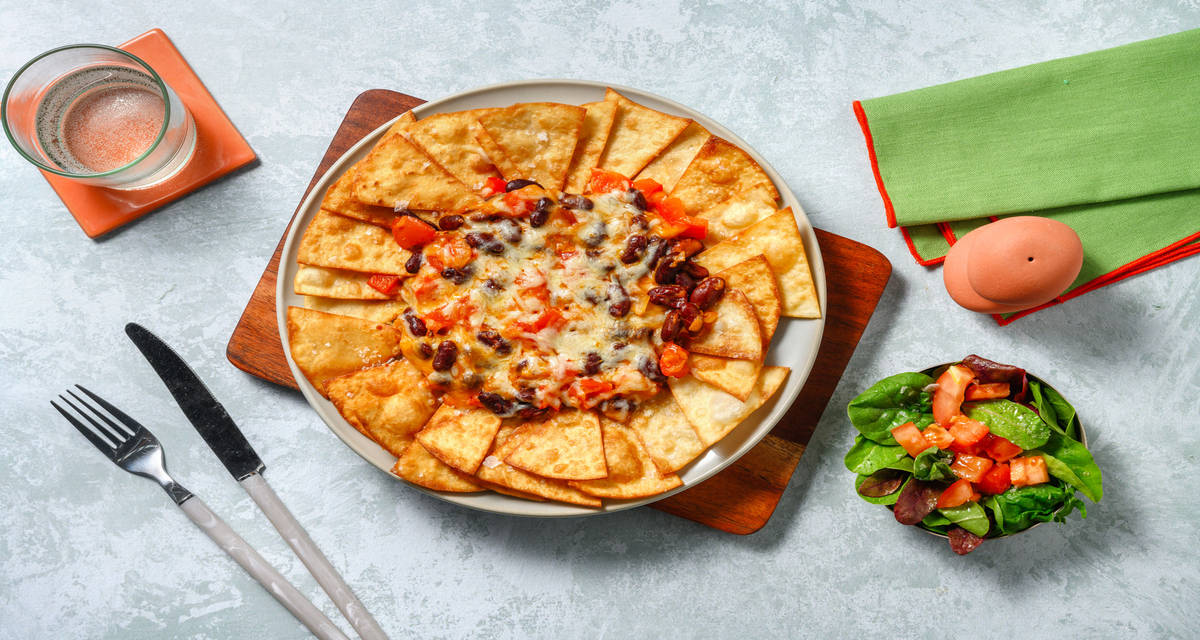 Nachos al sugo di fagioli rossi e formaggio con insalata e pomodoro