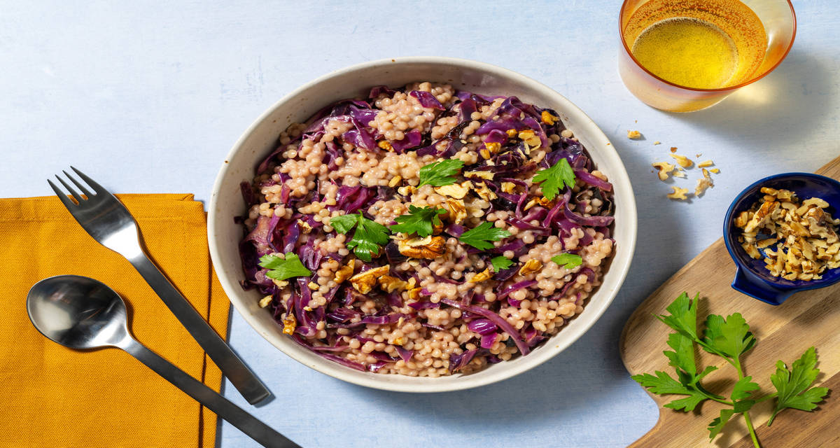 Couscous perlato al gorgonzola e cavolo rosso con granella di noci e prezzemolo