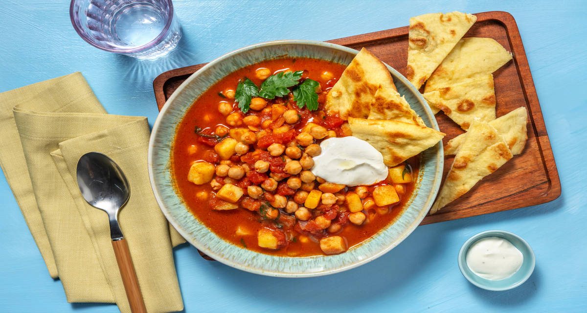 Stufato invernale di ceci e patate con yogurt greco e naan croccante