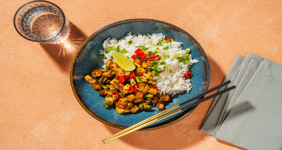 Stir-fry stile Hunan di fagiolini e tofu con riso e olio al peperoncino e zenzero