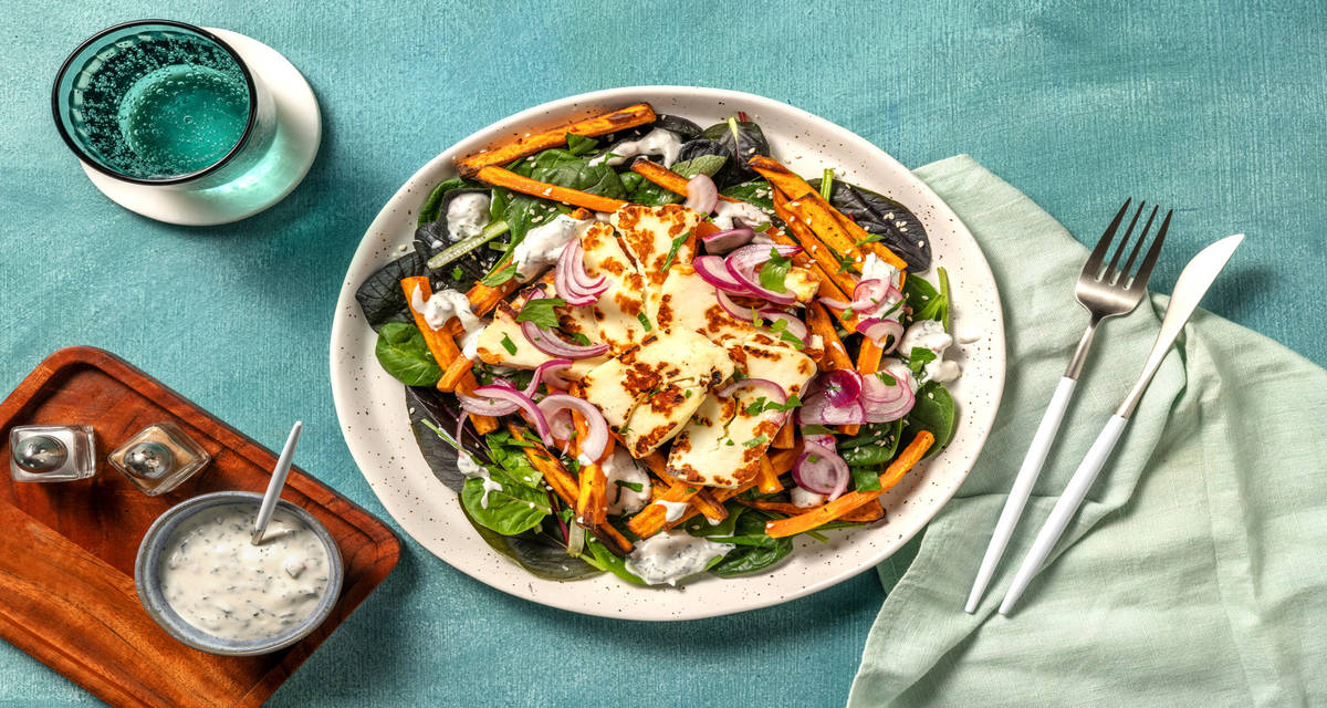 Bol mediterráneo de verduras y salmón con boniato asado, yogur a la menta y cebolla encurtida