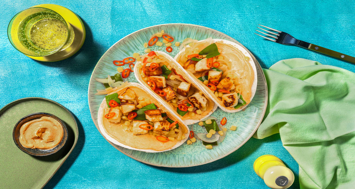 Tacos al formaggio stile Cipro grigliato con peperoni rosolati, mais e maionese alla paprika