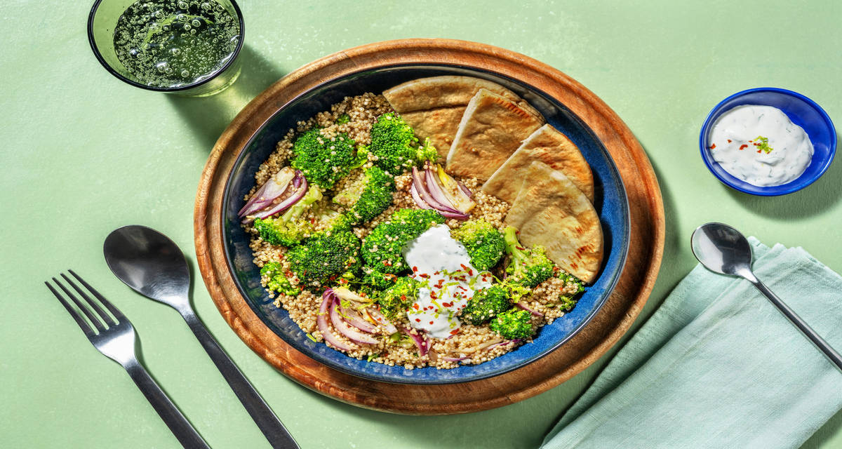 Brócoli al estilo de Oriente Medio con quinoa con salsa de yogur y pan de pita