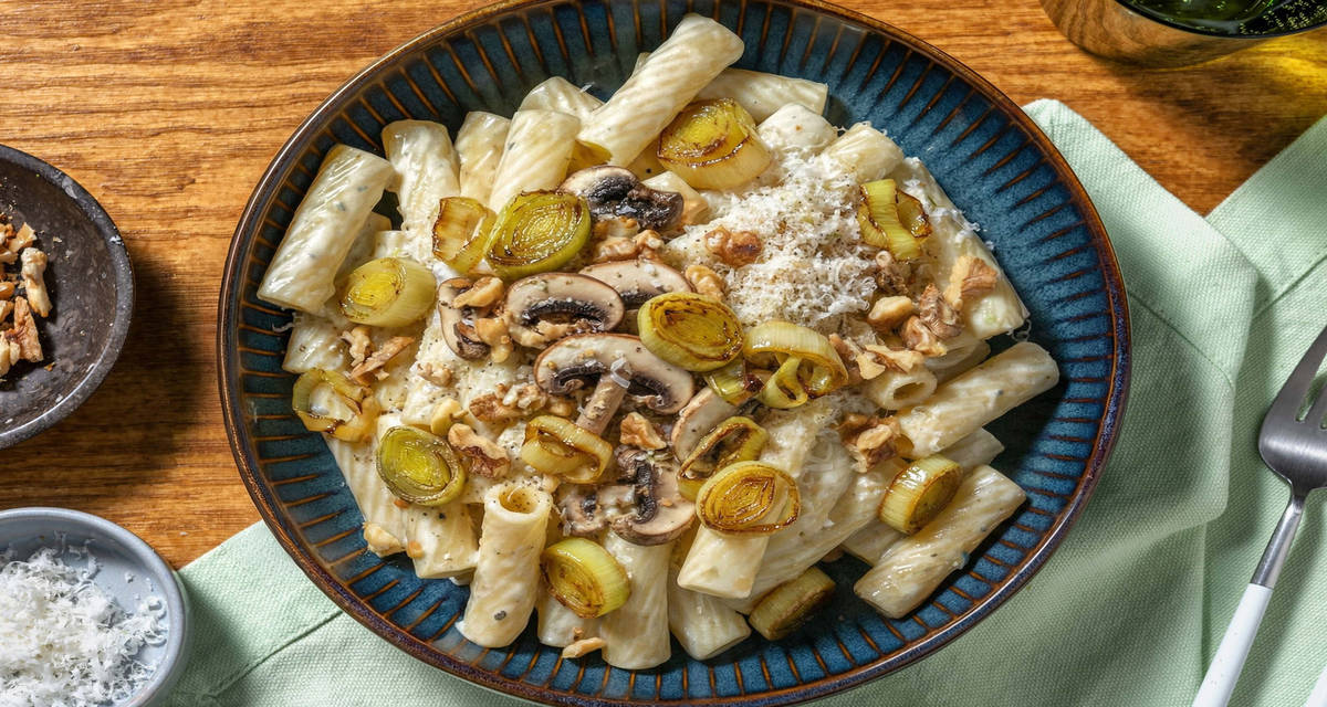 Tortiglioni al Gorgonzola Dop e funghi champignon con porri dorati, noci e Grana Padano