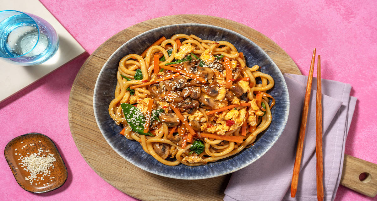 Noodles ai funghi stile japchae con spinaci saltati e salsa piccante