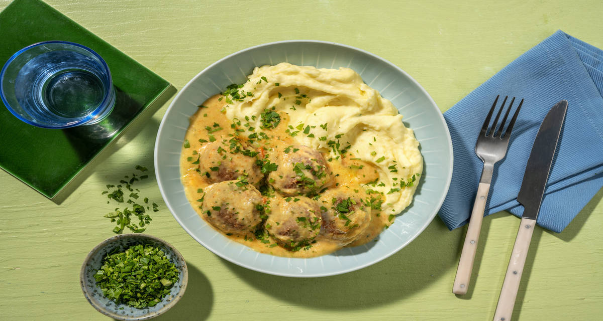 Albóndigas vegetarianas en salsa de zanahoria con puré de patata y perejil fresco
