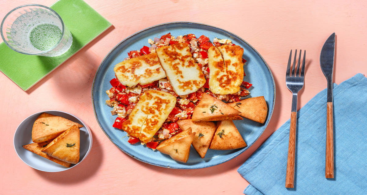 Queso estilo chipriota con htipiti casero acompañado de pan de pita tostado con tomillo