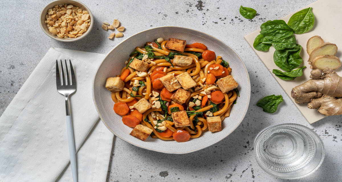 Noodles alla soia e tofu fritto con zenzero, spinacini e arachidi
