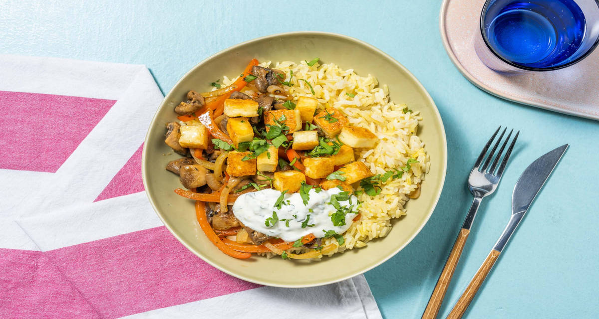 Fromage à griller et sauce au yaourt acidulée sur riz aux champignons et poivron