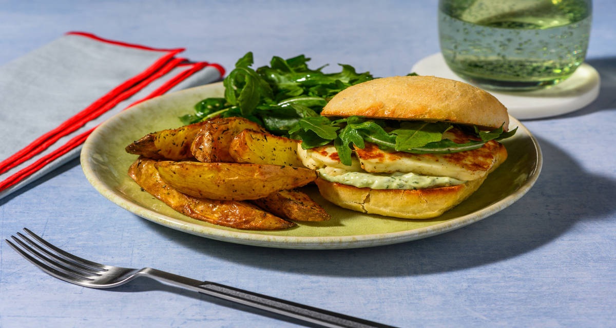 Chapata de queso estilo chipriota y rúcula con mayonesa de pesto y patatas al tomillo