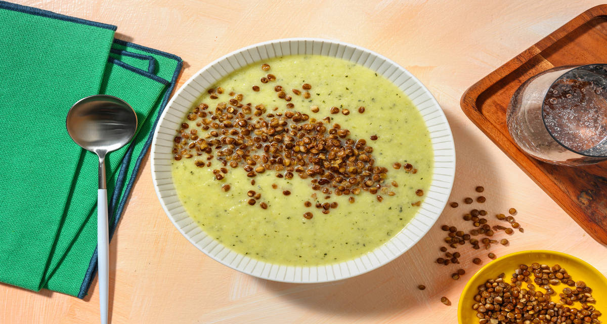 Crema casera de calabacín y manzana con lentejas crujientes al horno