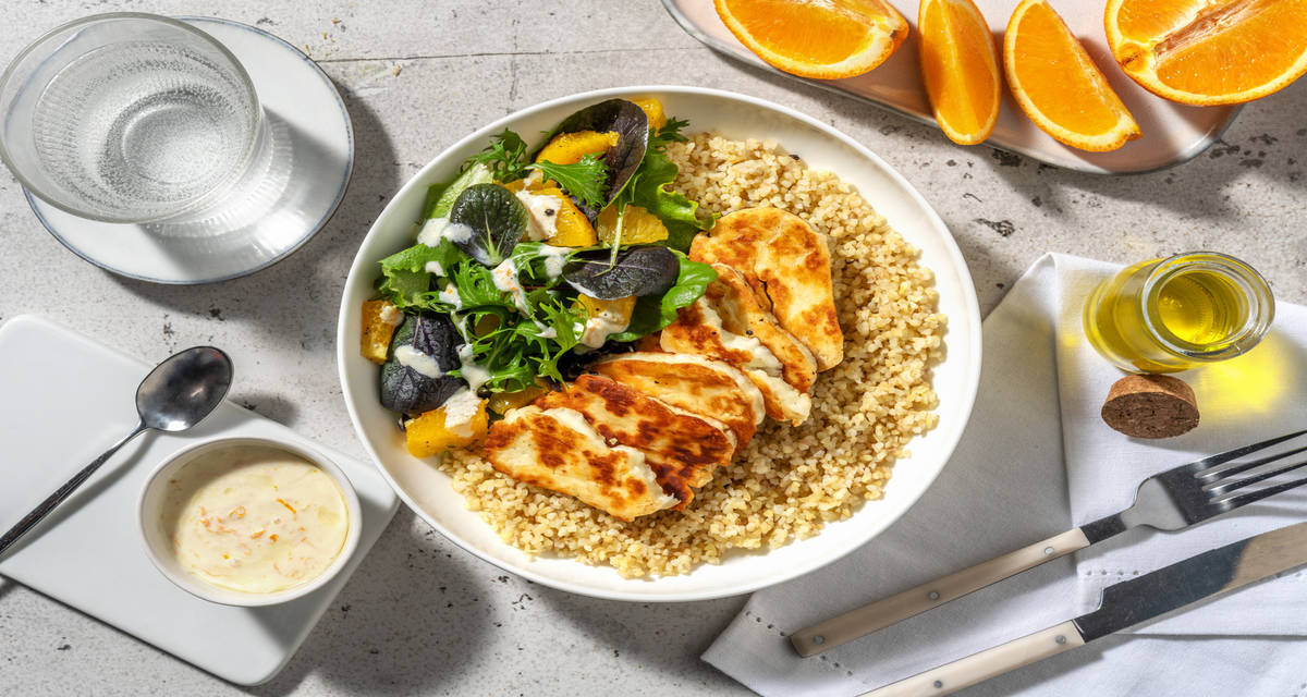 Insalata, arance e formaggio grigliato con bulgur e yogurt al miele