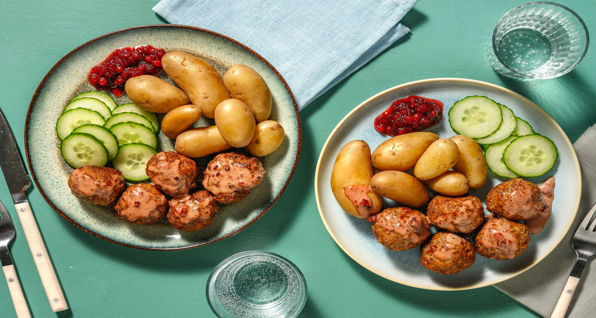 Köttbullar och brunsås med kokt potatis och picklad gurka
