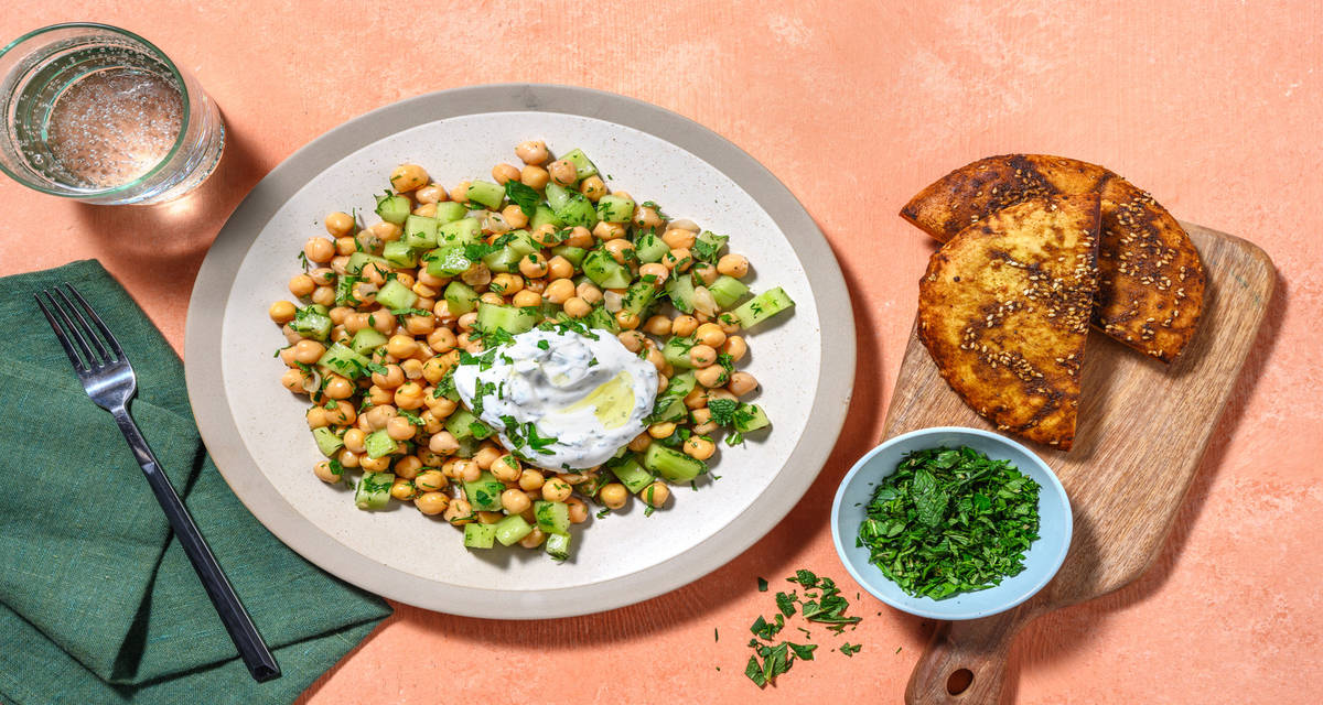 Ensalada fresca de garbanzos y pepino con salsa de yogur a las hierbas y pan de pita con especias