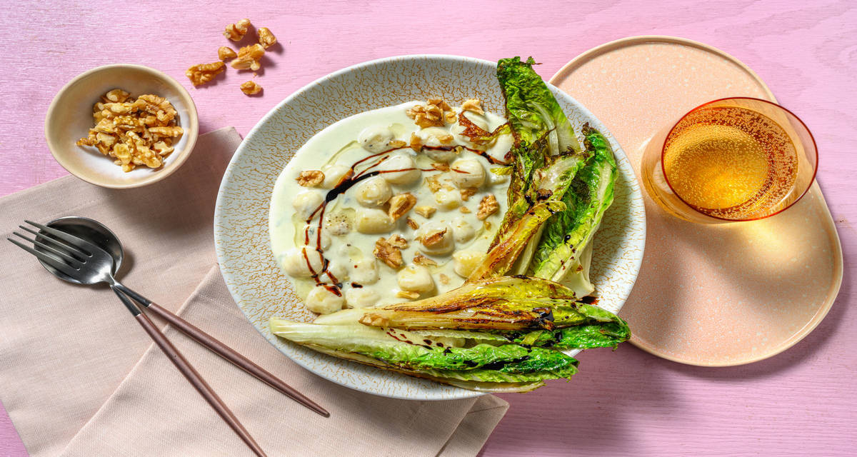Gnocchi en salsa de queso azul y nueces con cogollos a la plancha y crema de vinagre balsámico