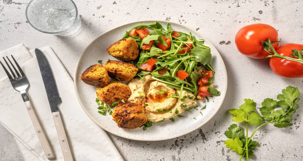 Falafel e crema di ceci alla paprika con rucola, pomodoro e coriandolo
