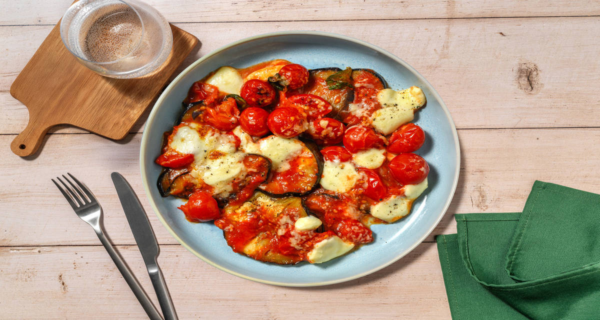 Parmigiana di melanzane e mozzarella con sugo di pomodoro e formaggio
