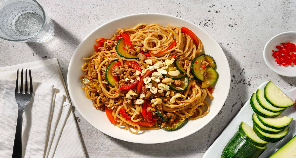 Noedels met kipgehakt en zoete Aziatische saus met courgette, paprika en cashewnoten
