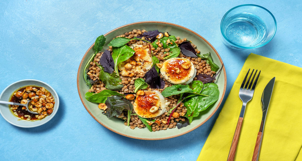 Ensalada de lentejas con queso de cabra aderezada con vinagreta cítrica con avellanas tostadas