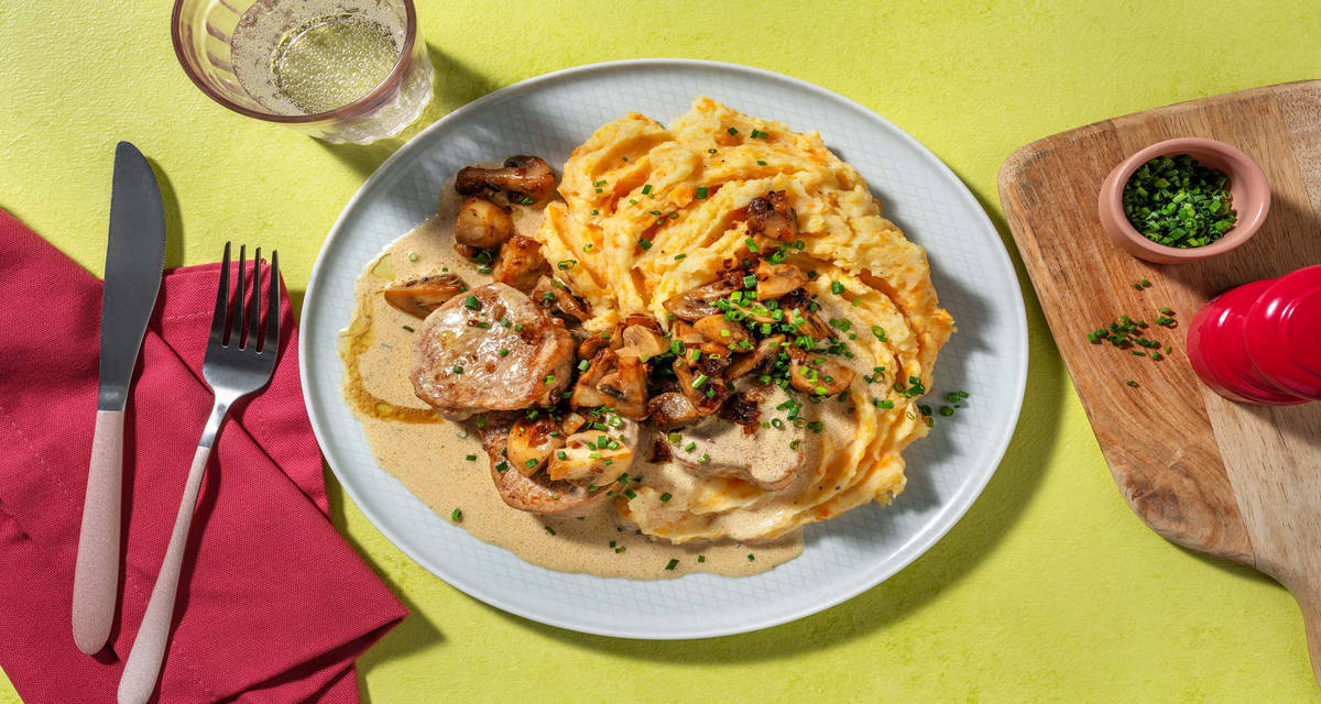 Stekt fläsk i gräslökssås med sauterad svamp och morot- och potatismos