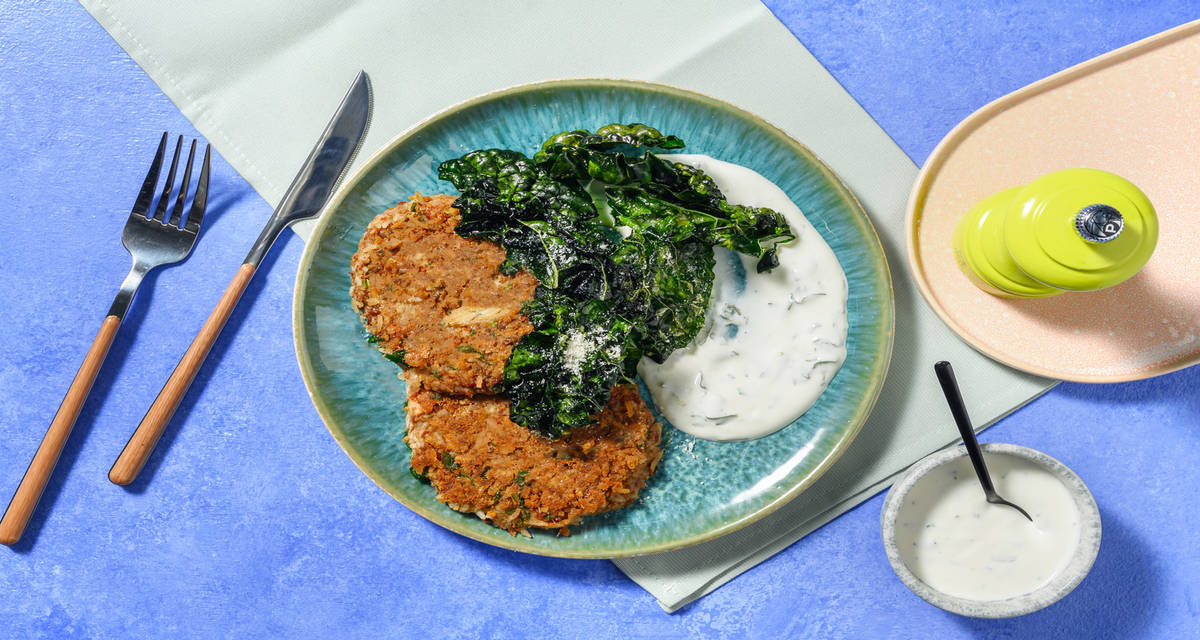 Hamburguesas caseras de lentejas y arroz con crujiente de kale y pecorino y salsa de yogur a la menta