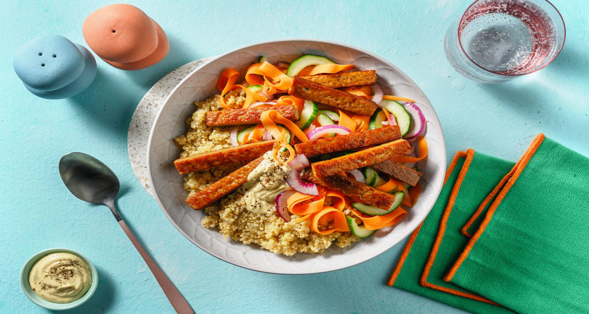 Bol de quinoa con seitán salteado con verduras encurtidas y salsa cremosa de mostaza