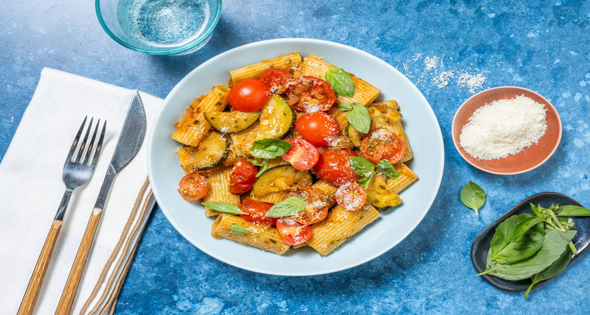 Rigatoni en salsa de cherrys y aceite de albahaca con calabacín salteado y queso pecorino