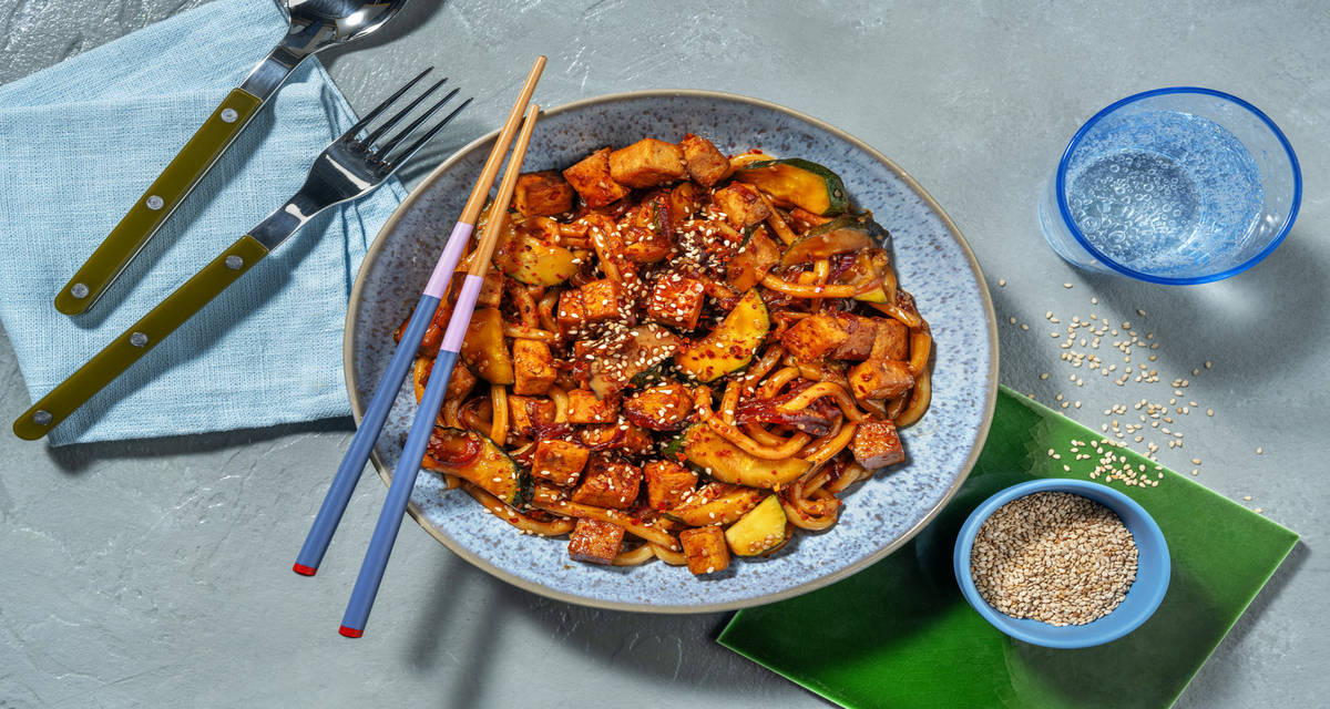 Fideos con tofu salteado al estilo japonés con calabacín y semillas de sésamo