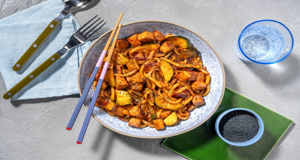 Noodles rápidos con tofu marinado y verduritas con semillas de sésamo y el toque picante del chili