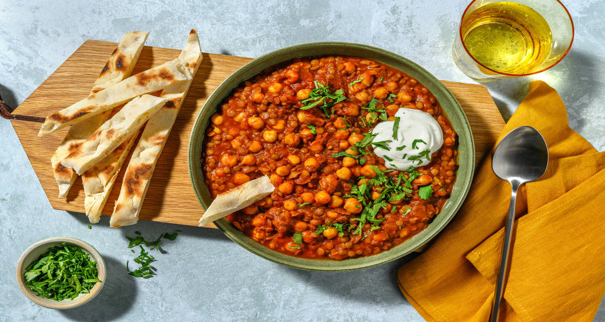 Zuppa mediorientale di legumi e yogurt con prezzemolo, spezie e pane Naan
