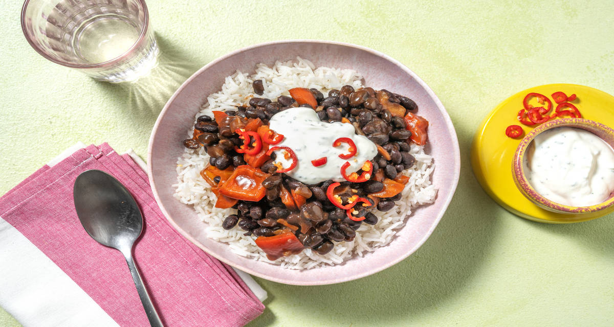 Chili Tex-Mex ai fagioli neri e formaggio con salsa yogurt, peperoncino e riso Basmati