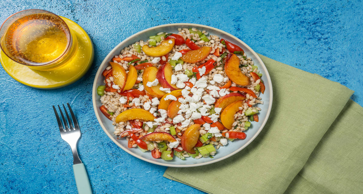 Caprino e pesche glassate al miele con orzo perlato, pomodorini e sedano