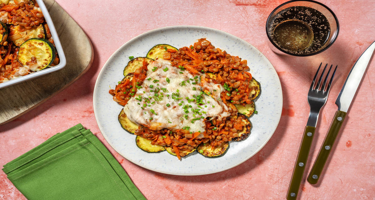 Lasaña de boloñesa de lentejas y calabacín con queso gratinado y cebollino