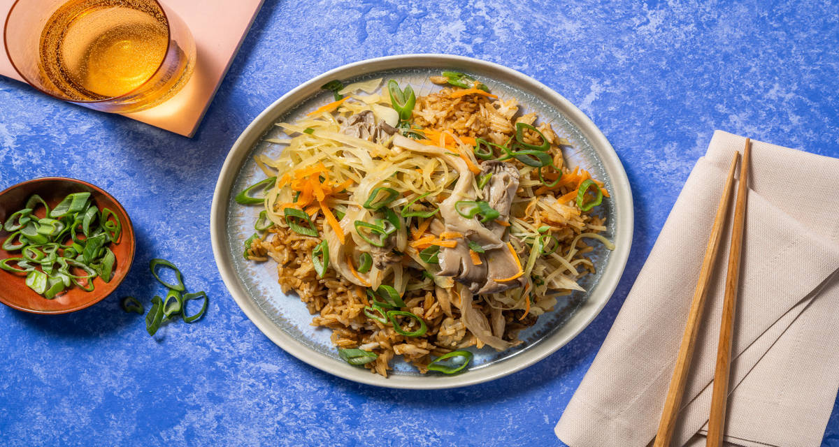 Riso saltato alla soia e funghi con cipollotto, cavolo cappuccio e marinata asiatica