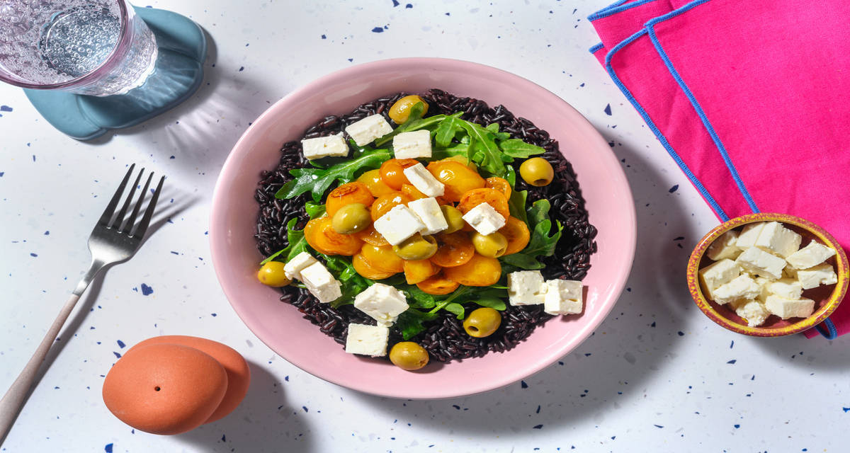 Riso nero ai pomodorini gialli e feta Dop con rucola e olive verdi