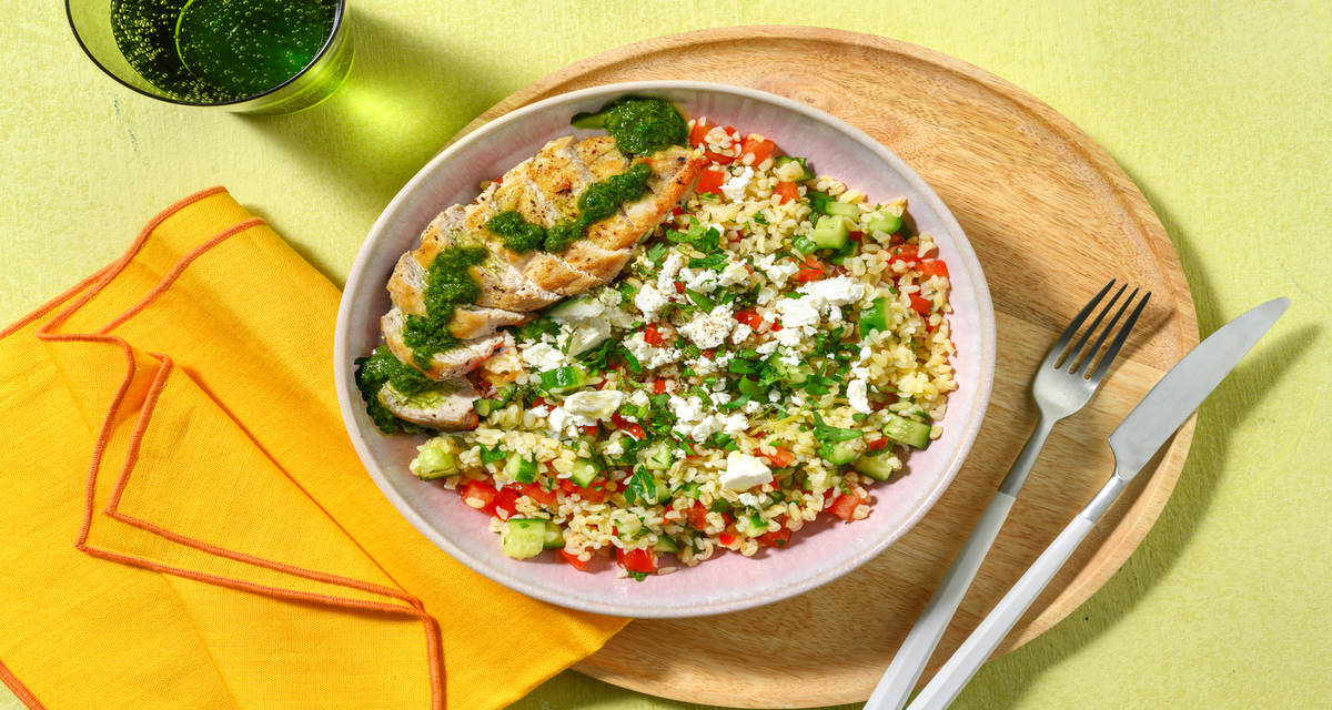 Tabulé de bulgur con pollo al chimichurri con verduras al limón y queso griego