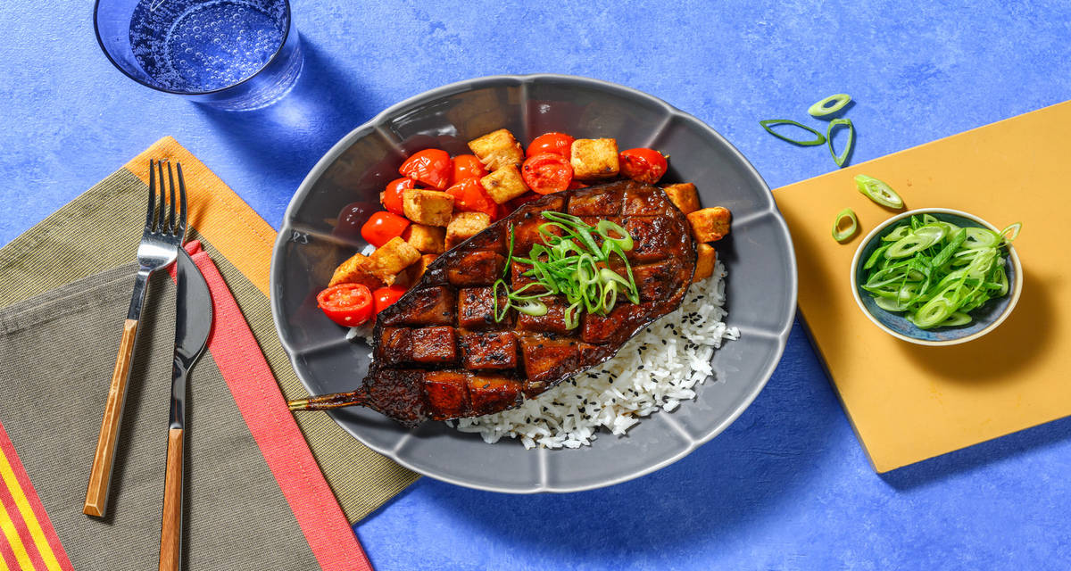Melanzana 'Nasu Dengaku' glassata al miso con tofu, riso Jasmine e datterini