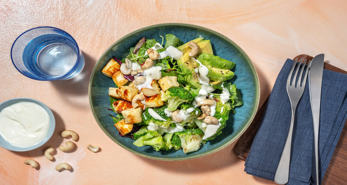 Insalata di formaggio stile Cipro e avocado con broccoli, yogurt al miele e anacardi