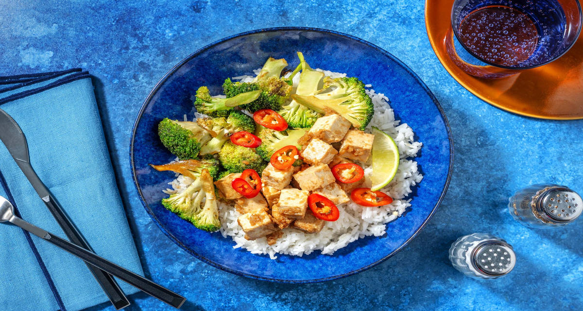 Riso Thai al tofu e salsa di arachidi con tahina, broccoli rosolati e peperoncino