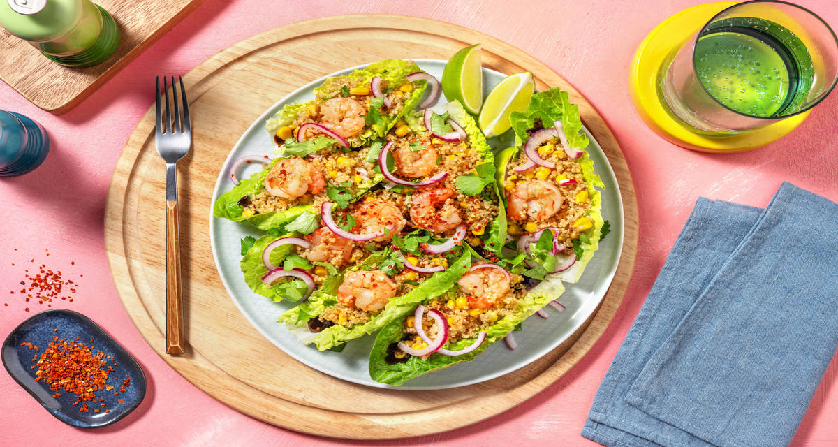 Tacos de lechuga con langostinos quinoa y maíz sobre una base de salsa hoisin
