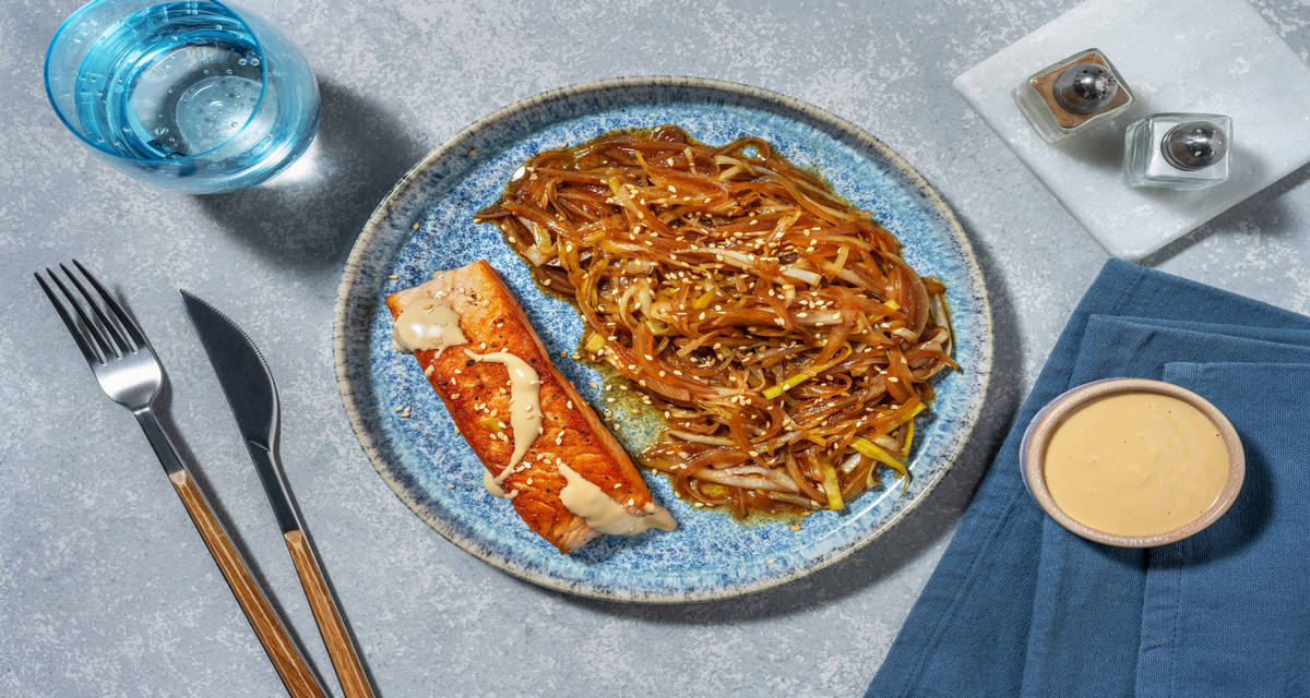 Salmón a la plancha con juliana de puerros con mayonesa de soja y semillas de sésamo tostadas