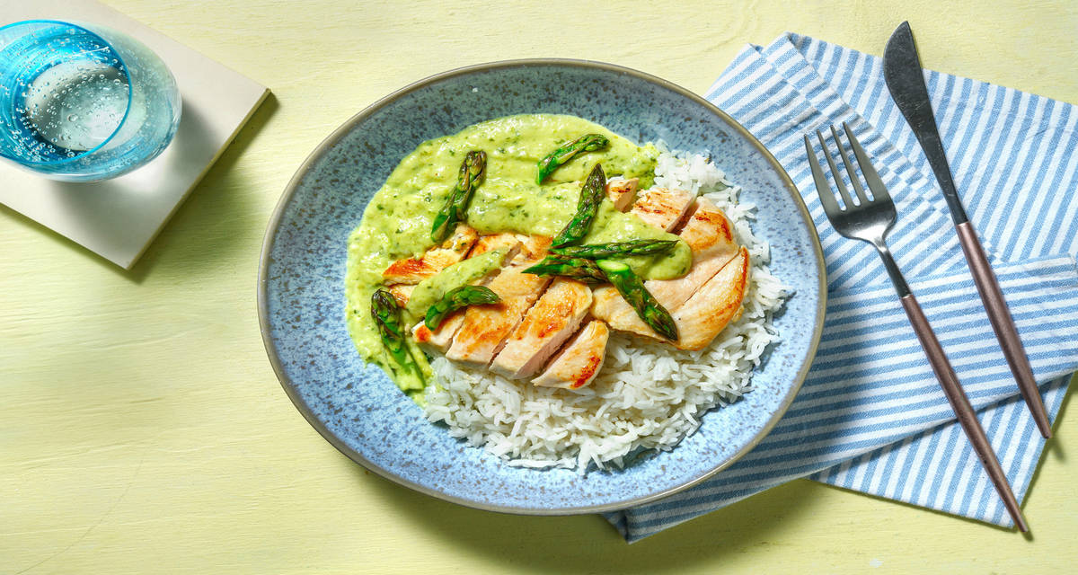 Extra de pollo esmeralda con salsa casera de espárragos acompañado de arroz