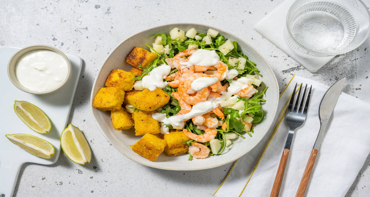 Insalata di gamberetti, rucola e mela con salsa yogurt al lime e polenta rosolata