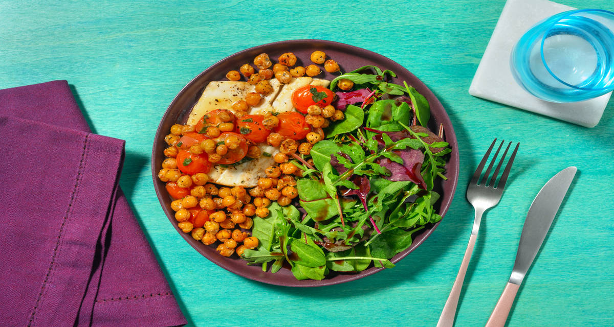 Merluza al horno con salsa de cherrys acompañada de garbanzos asados y ensalada